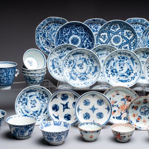 26 Chinese blue, white and Imari-style cups and 28 saucers, Kangxi and later — 照片 2