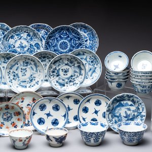26 Chinese blue, white and Imari-style cups and 28 saucers, Kangxi and later — 照片 3