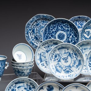 26 Chinese blue, white and Imari-style cups and 28 saucers, Kangxi and later — 照片 4