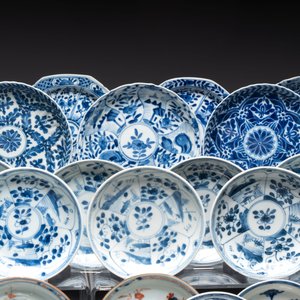 26 Chinese blue, white and Imari-style cups and 28 saucers, Kangxi and later — 照片 5