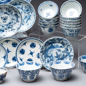 26 Chinese blue, white and Imari-style cups and 28 saucers, Kangxi and later — 照片 7