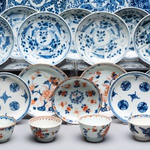 26 Chinese blue, white and Imari-style cups and 28 saucers, Kangxi and later — 照片 8
