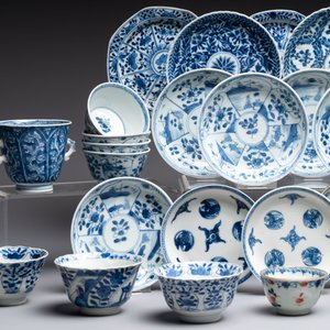26 Chinese blue, white and Imari-style cups and 28 saucers, Kangxi and later — 照片 9