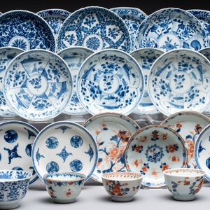 26 Chinese blue, white and Imari-style cups and 28 saucers, Kangxi and later — 照片 10