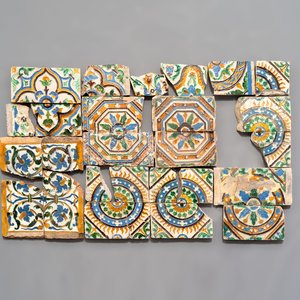 26 polychrome ceiling tiles and fragments, Spain, 16th C. — photo 1