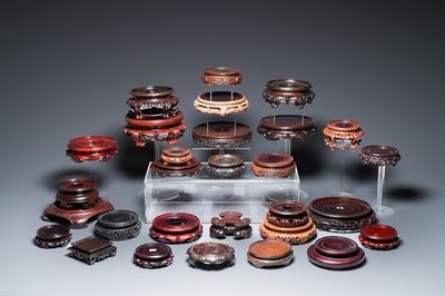 29 socles en bois sculpté, Chine, 19/20ème