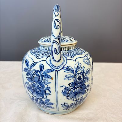 A Chinese blue and white 'Buddhist Lion' wine pot and cover — photo 6