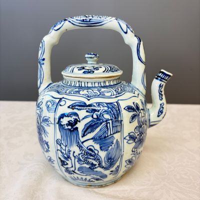 A Chinese blue and white 'Buddhist Lion' wine pot and cover — photo 9