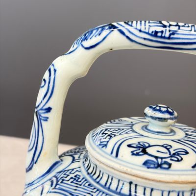 A Chinese blue and white 'Buddhist Lion' wine pot and cover — photo 10