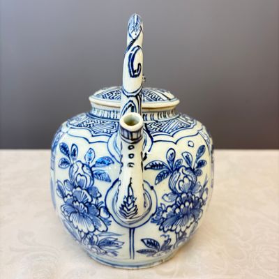A Chinese blue and white 'Buddhist Lion' wine pot and cover — photo 14
