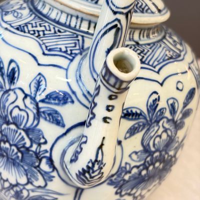 A Chinese blue and white 'Buddhist Lion' wine pot and cover — photo 16
