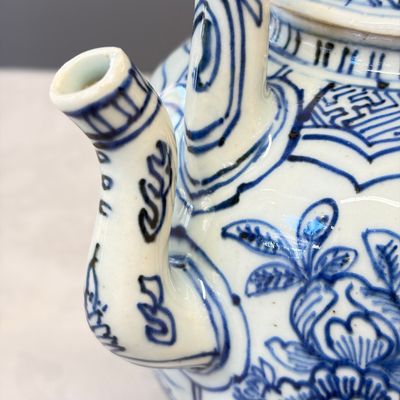A Chinese blue and white 'Buddhist Lion' wine pot and cover — photo 19