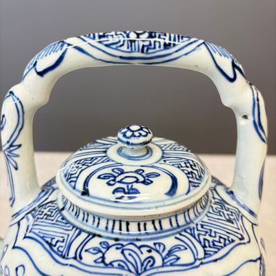 A Chinese blue and white 'Buddhist Lion' wine pot and cover — photo 2