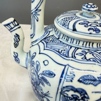 A Chinese blue and white 'Buddhist Lion' wine pot and cover — photo 3
