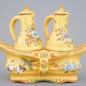 3 assiettes en Delft polychrome et un huilier et vinaigrier, France, 18/19ème — photo 4
