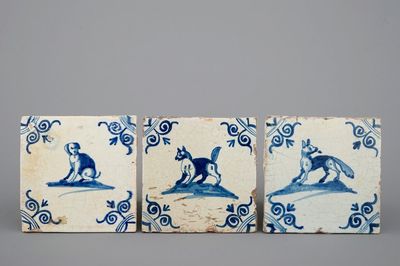 3 carreaux en Delft bleu et blanc aux décors d'animaux, 17ème