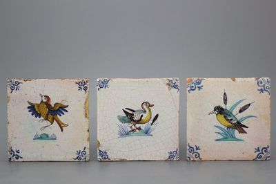 3 carreaux en faïence de Delft, polychrome, décor d'oiseaux, 17e