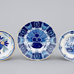3 Dutch Delft dishes, blue, white and polychrome, 18th C. — 照片 1
