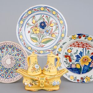 3 Dutch Delft plates and a French faience oil and vinegar set, 18/19th C. — 照片 1