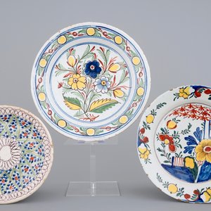 3 Dutch Delft plates and a French faience oil and vinegar set, 18/19th C. — 照片 2