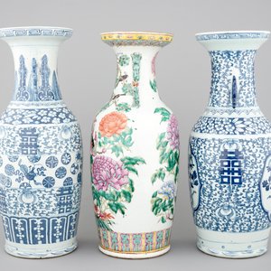 3 grote Chinese famille rose en blauw-witte vazen, 19e eeuw — foto 3