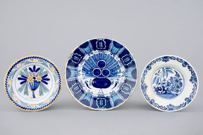 3 Plats en Delft bleu, blanc et polychrome, 18ème