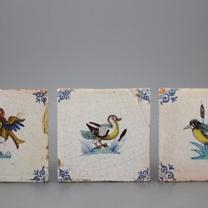 3 polychrome Dutch Delft tiles with birds, 17th C. — 照片 1