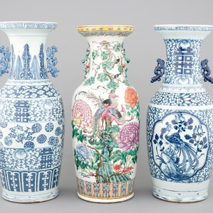 3 tall Chinese famille rose and blue & white vases, 19th C. — 照片 1