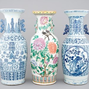 3 tall Chinese famille rose and blue & white vases, 19th C. — foto 1