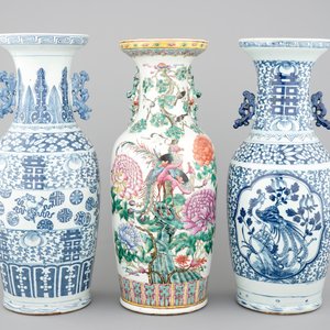 3 tall Chinese famille rose and blue & white vases, 19th C. — foto 3