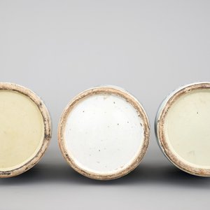 3 tall Chinese famille rose and blue & white vases, 19th C. — foto 6