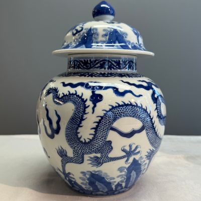 A pair of Chinese blue and white 'Dragon' jars and covers — photo 4