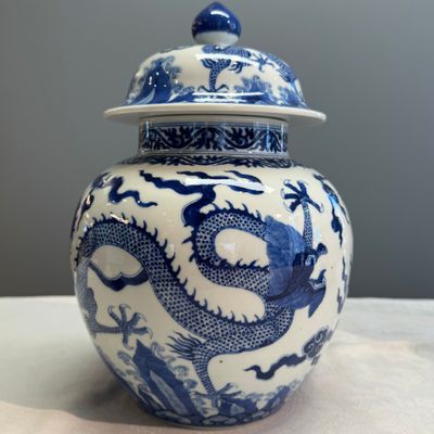 A pair of Chinese blue and white 'Dragon' jars and covers — photo 5
