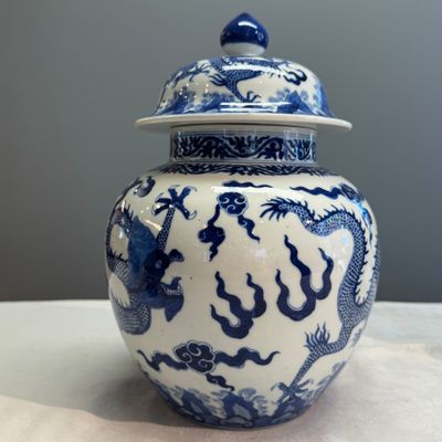 A pair of Chinese blue and white 'Dragon' jars and covers — photo 6