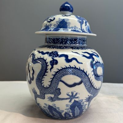 A pair of Chinese blue and white 'Dragon' jars and covers — photo 7
