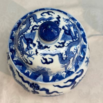 A pair of Chinese blue and white 'Dragon' jars and covers — photo 8