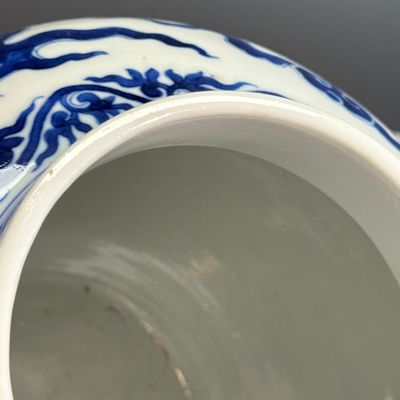 A pair of Chinese blue and white 'Dragon' jars and covers — photo 11