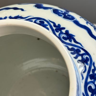 A pair of Chinese blue and white 'Dragon' jars and covers — photo 12