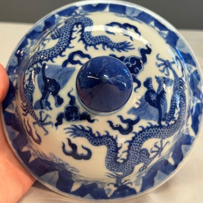 A pair of Chinese blue and white 'Dragon' jars and covers — photo 23