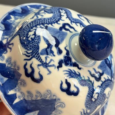 A pair of Chinese blue and white 'Dragon' jars and covers — photo 24