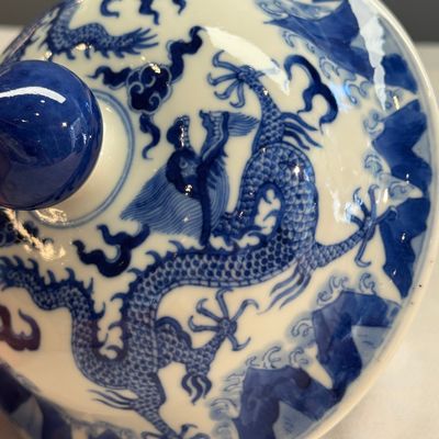 A pair of Chinese blue and white 'Dragon' jars and covers — photo 25