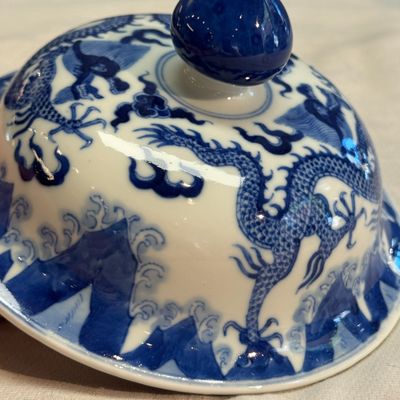 A pair of Chinese blue and white 'Dragon' jars and covers — photo 26