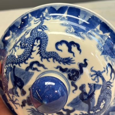 A pair of Chinese blue and white 'Dragon' jars and covers — photo 27