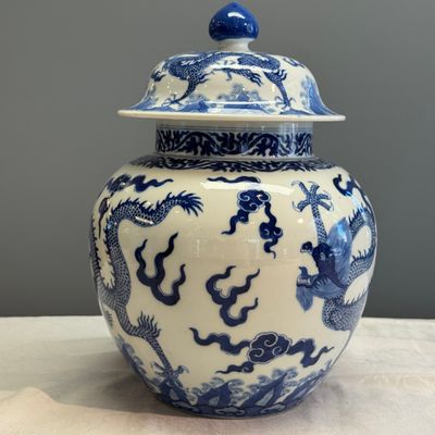 A pair of Chinese blue and white 'Dragon' jars and covers — photo 33