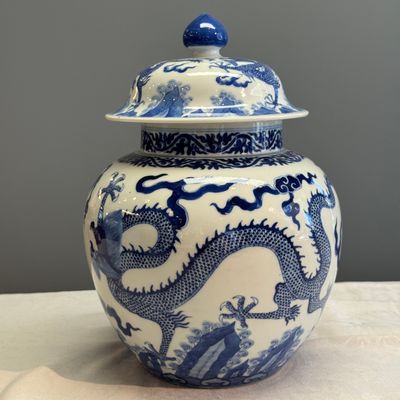 A pair of Chinese blue and white 'Dragon' jars and covers — photo 34