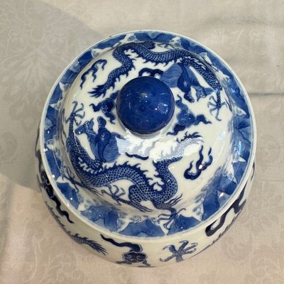 A pair of Chinese blue and white 'Dragon' jars and covers — photo 41