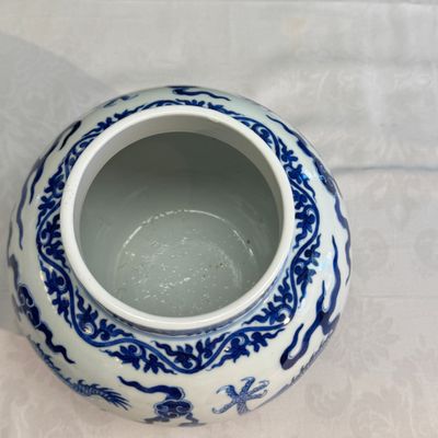 A pair of Chinese blue and white 'Dragon' jars and covers — photo 42