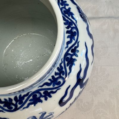 A pair of Chinese blue and white 'Dragon' jars and covers — photo 46
