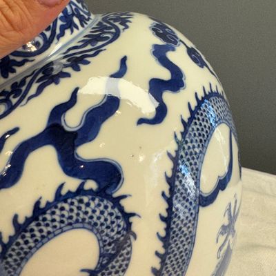 A pair of Chinese blue and white 'Dragon' jars and covers — photo 48