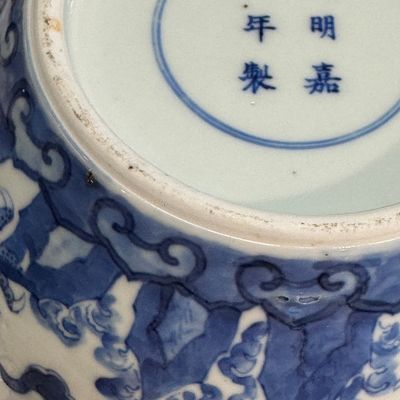 A pair of Chinese blue and white 'Dragon' jars and covers — photo 51